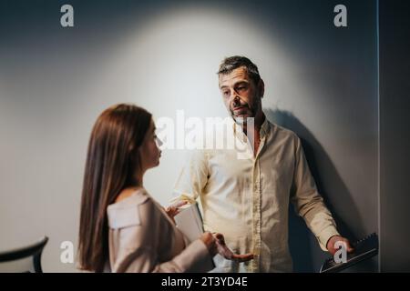 Professionisti esperti che discutono di strategie aziendali in un moderno spazio di co-work Downtown Foto Stock