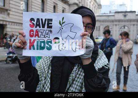 Londra, Regno Unito. 27 ottobre 2023. Genitori, bambini e altri suppporter si sono riuniti in solidarietà con i bambini palestinesi e chiedono un cessate il fuoco con la situazione umanitaria a Gaza che è terribile e che si trova ad affrontare quotidianamente i bombardamenti da Israele. I bambini hanno messo orsacchiotti e altri giocattoli morbidi davanti all'Ufficio per lo sviluppo, il Commonwealth e gli affari esteri (FCDO). Credito: Fotografia dell'undicesima ora/Alamy Live News Foto Stock