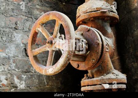 valvola del tubo sporca abbandonata in fabbrica Foto Stock