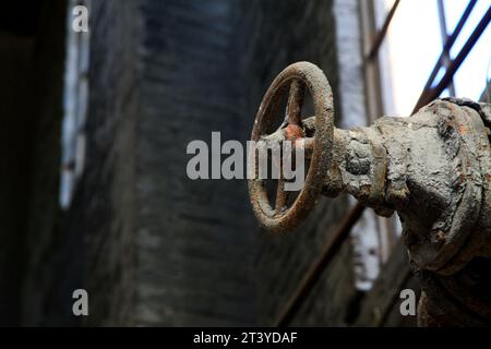 valvola del tubo sporca abbandonata in fabbrica Foto Stock