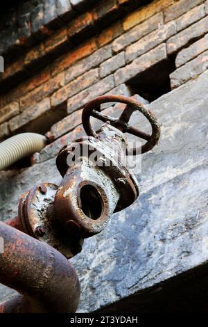 valvola del tubo sporca abbandonata in fabbrica Foto Stock