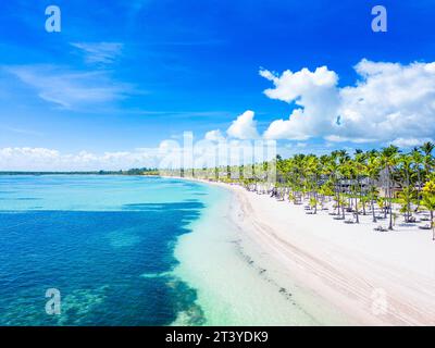 Bellissima spiaggia tropicale con sabbia bianca e palme. Acqua turchese e cielo blu. Vacanze estive nel resort e hotel all inclusive Foto Stock