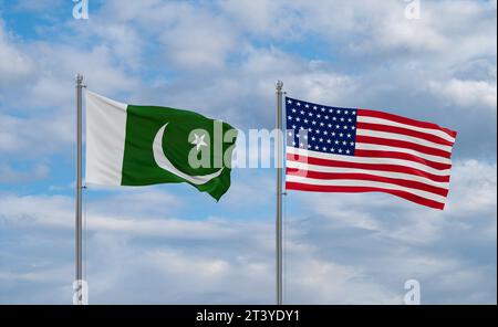 Bandiere USA e Pakistan che sventolano insieme nel vento su un cielo nuvoloso blu, concetto di relazione tra due paesi Foto Stock