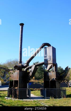 macchinari e attrezzature di produzione abbandonati in una fabbrica Foto Stock