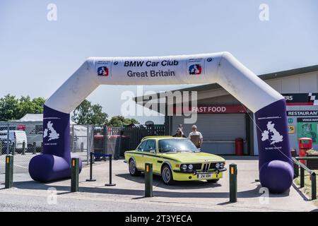 Tarporley, Cheshire, Inghilterra, 3 giugno 2023. Oulton Park BMW Sommerfest, cultura automobilistica, stile di vita e trasporto illustrazione editoriale. Foto Stock