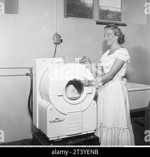 Negli anni '1950 Una giovane donna in una lavatrice americana all'avanguardia del produttore Bendix. Il modello è stata la prima lavatrice automatica e non era diverso dalle lavatrici di oggi. Svezia 1950. Kristoffersson rif. AZ78-7 Foto Stock