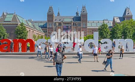 Amsterdam, Paesi Bassi - 15 maggio 2018: Attrazione turistica Big 3d Letters di fronte al Rijksmuseum Museum il giorno del sole. Foto Stock