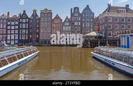 Amsterdam, Paesi Bassi - 14 maggio 2018: Tour di Plas con Long Boats City Sightseeing ormeggiato presso Canal Dock. Foto Stock