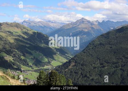 Vista panoramica dall'Eggalm sul paesaggio della Zillertal Foto Stock