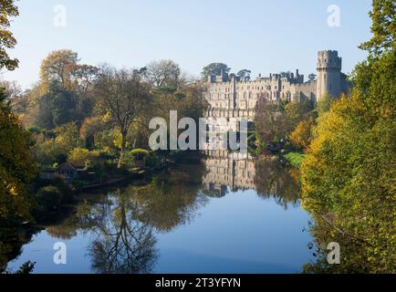 Warwick Castle, Regno Unito, con il fiume Avon in primo piano Foto Stock