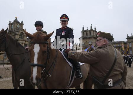 L'appello della British Legion Poppy di Oxford, con il lord luogotenente a cavallo, lanciò a Blenheim Palace, Woodstock, oxfordshire. 27 ottobre 2023 Foto Stock