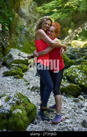 Due donne amiche che si divertono in una vacanza con l'esplorazione del canyon e le escursioni a piedi Foto Stock