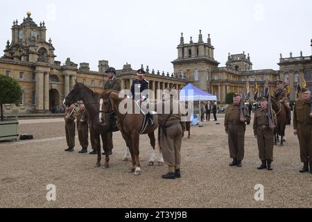 L'appello della British Legion Poppy di Oxford, con il lord luogotenente a cavallo, lanciò a Blenheim Palace, Woodstock, oxfordshire. 27 ottobre 2023 Foto Stock