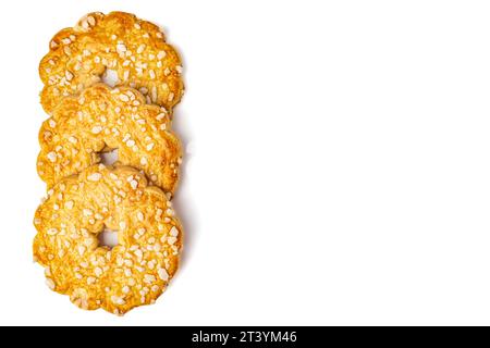 tre biscotti rotondi con vista dall'alto su sfondo bianco Foto Stock