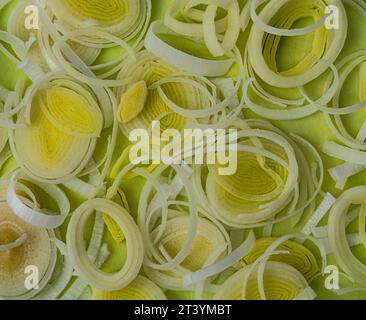 porro tagliato su sfondo verde Foto Stock