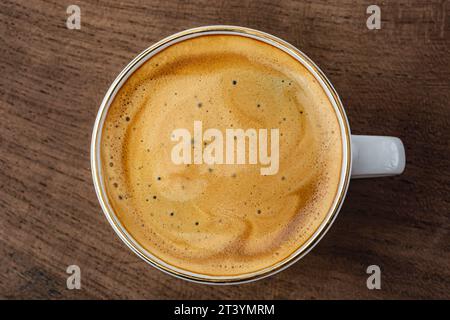 tazza di espresso su sfondo in legno vista ravvicinata dall'alto Foto Stock