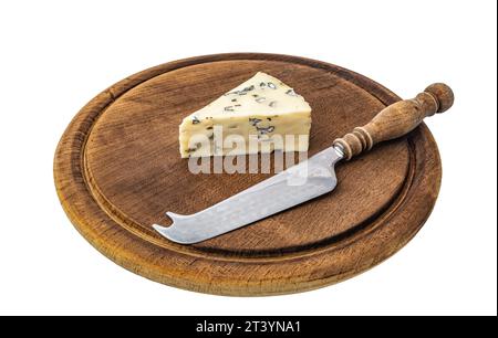 un pezzo di formaggio e un coltello su una tavola di legno da vicino Foto Stock