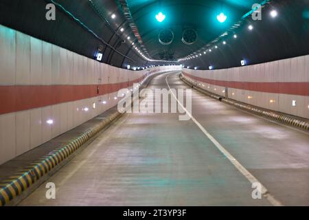 Chattogram, Bangladesh - 26 ottobre 2023: Una vista interna del tunnel Bangabandhu Sheikh Mujibur Rahman a due tubi sotto il fiume Karnaphuli a Chatt Foto Stock