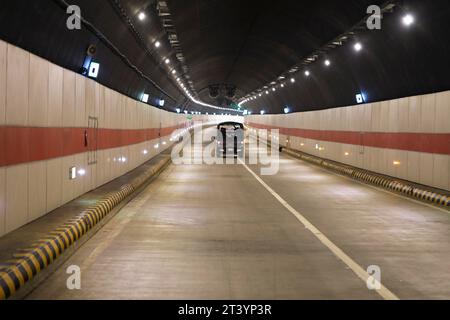 Chattogram, Bangladesh - 26 ottobre 2023: Una vista interna del tunnel Bangabandhu Sheikh Mujibur Rahman a due tubi sotto il fiume Karnaphuli a Chatt Foto Stock