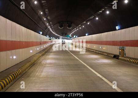 Chattogram, Bangladesh - 26 ottobre 2023: Una vista interna del tunnel Bangabandhu Sheikh Mujibur Rahman a due tubi sotto il fiume Karnaphuli a Chatt Foto Stock