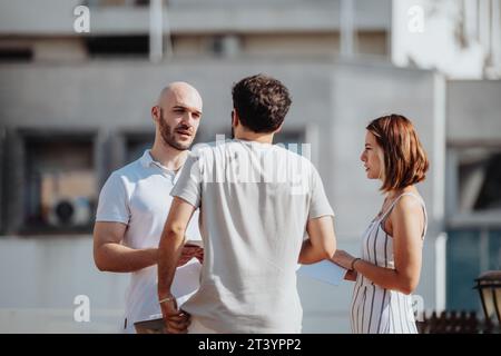 Collaborazione di successo: Architetti e ingegneri discutono della progettazione architettonica moderna Foto Stock