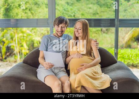 Un marito gioioso e sua moglie incinta condividono un momento di eccitazione, sorridendo mentre guardano un documento importante, i loro volti irradiano felicità Foto Stock