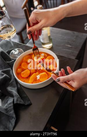 Ceviche di salmone in gelatina con salsa di arancia e frutto della passione al mango Foto Stock