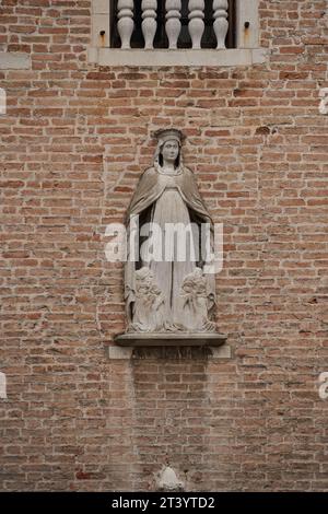 Statua della Madonna della Misericordia sulla facciata della chiesa Scoleta dei Calegheri di Venezia. VENEZIA - 5 MAGGIO 2019 Foto Stock