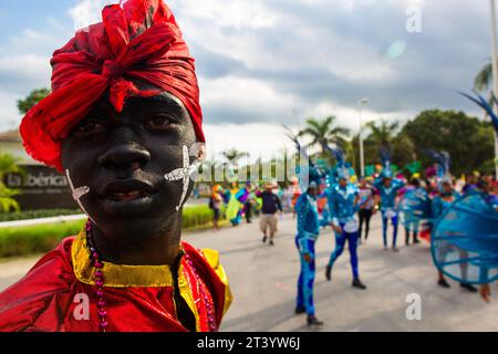 Repubblica Dominicana, Punta Cana - 3 marzo 2018: Ritratto di un uomo dipinto come sciamano voodoo. Persone in colorati costumi a tema a un Carnevale. Foto Stock