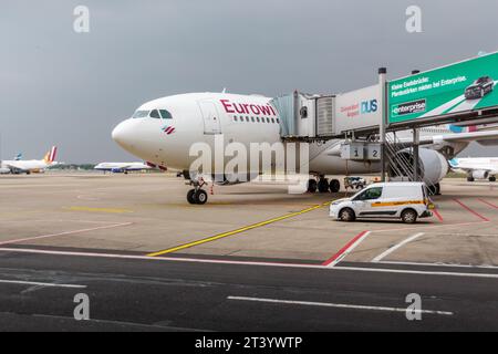 Un aereo all'aeroporto di Dusseldorf Foto Stock