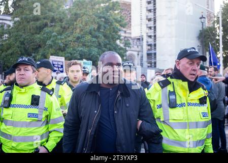 Il deputato David Lammy al di fuori delle Camere del Parlamento, Londra per l’emendamento Letwin sabato seduta durante il dibattito sulla Brexit. Con protezione della polizia. MOB Foto Stock