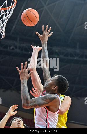 Changchun, la provincia cinese di Jilin. 27 ottobre 2023. Marshon Brooks (di fronte) del Guangdong Southern Tigers si aggiudica un layup durante la partita del terzo turno tra i Guangdong Southern Tigers e i Jilin Northeast Tigers nella stagione 2023-2024 della Chinese Basketball Association (CBA) League a Changchun, nella provincia di Jilin della Cina nord-orientale, 27 ottobre 2023. Crediti: Yan Linyun/Xinhua/Alamy Live News Foto Stock