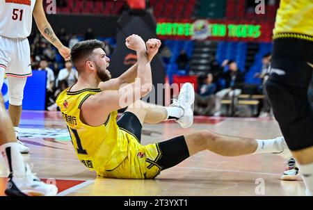 Changchun, la provincia cinese di Jilin. 27 ottobre 2023. Nicholas Rakocevic dei Jilin Northeast Tigers gestisce all'arbitro durante la partita del terzo turno tra i Guangdong Southern Tigers e i Jilin Northeast Tigers nella stagione 2023-2024 della Chinese Basketball Association (CBA) League a Changchun, nella provincia di Jilin della Cina nord-orientale, 27 ottobre 2023. Crediti: Yan Linyun/Xinhua/Alamy Live News Foto Stock