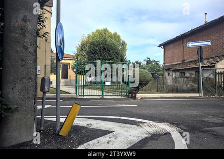 Ingresso a una casa ai margini di una strada in un villaggio nella campagna italiana Foto Stock