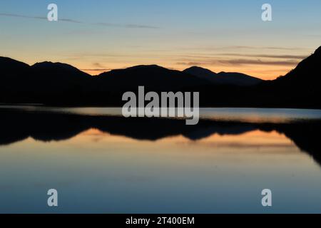 Incredibile ora blu, crepuscolo o crepuscolo riflettendo l'incontro delle acque nel Parco Nazionale di Killarney in inverno. Vista ravvicinata dal punto di osservazione Foto Stock