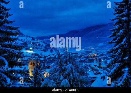 Scena notturna del borgo di Bormio in Valtellina Foto Stock