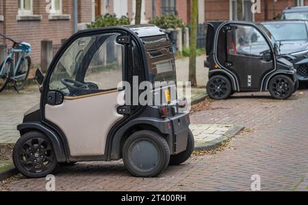 Amsterdam, Paesi Bassi, 26.10.2023, micro auto elettrica a due posti Biro Estrima parcheggiata in strada Foto Stock