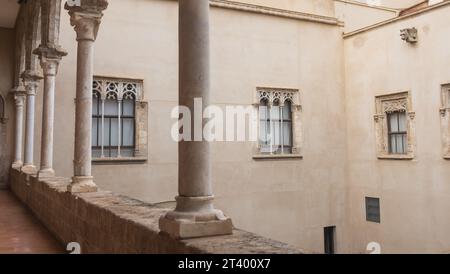 Palermo, Sicilia, 2016. Il delicato tracciato in pietra delle bifore, visto dalla loggia di Palazzo Abatellis (XV secolo) Foto Stock
