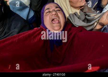 Srinagar, India. 27 ottobre 2023. Una donna musulmana del Kashmir ha visto piangere mentre prega durante l'annuale festa islamica presso il santuario del santo sufi Abdul Qadir Jeelani. Credito: SOPA Images Limited/Alamy Live News Foto Stock