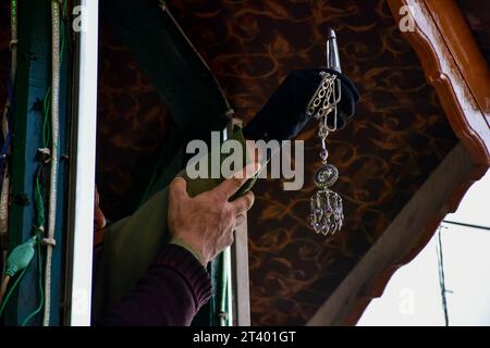 Srinagar, India. 27 ottobre 2023. Un capo sacerdote espone la sacra reliquia durante l'annuale festa islamica presso il santuario di san Abdul Qadir Jeelani. Credito: SOPA Images Limited/Alamy Live News Foto Stock