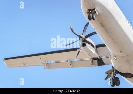 Dettagli di un velivolo ATR 72, un aeromobile regionale passeggeri a turboelica bimotore a corto raggio. Atterraggio aereo. Foto Stock