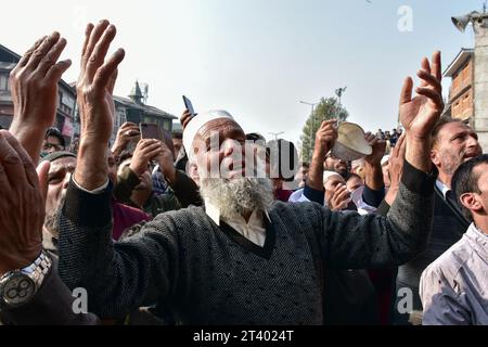 Srinagar, India. 27 ottobre 2023. I devoti musulmani del Kashmir pregano durante l'annuale festa islamica presso il santuario del santo sufi Syed Abdul Qadir Jeelani a Srinagar. (Foto di Saqib Majeed/SOPA Images/Sipa USA) credito: SIPA USA/Alamy Live News Foto Stock