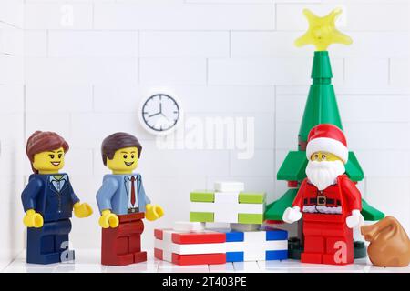 Tambov, Federazione Russa - 4 novembre 2020 le minifigure degli imprenditori Lego organizzano una festa di Natale nel loro ufficio. Foto Stock