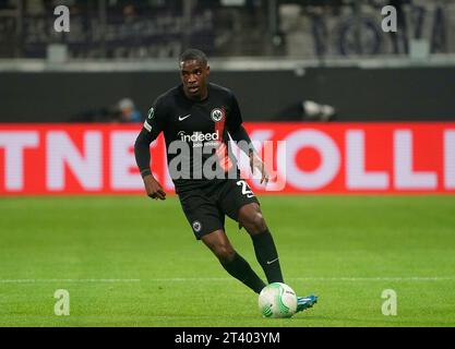 Francoforte, Deutschland. 26 ottobre 2023. 26 ottobre 2023, Deutsche Bank Park, Francoforte, Europa Conference League, Eintracht Frankfurt vs HJK Helsinki, nella foto Niels Nkounkou (Francoforte) credito: dpa/Alamy Live News Foto Stock