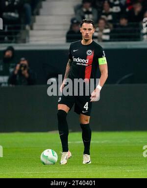 Francoforte, Deutschland. 26 ottobre 2023. 26 ottobre 2023, Deutsche Bank Park, Francoforte, Europa Conference League, Eintracht Frankfurt vs HJK Helsinki, nella foto Robin Koch (Francoforte) credito: dpa/Alamy Live News Foto Stock