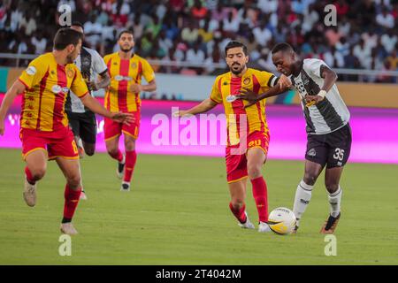 DAR es SALAAM, TUNISIA - 22 OTTOBRE: GLODY LIKONZA di Mazembe e difensori di Esperance durante la partita della African Football League tra TP Mazembe o Foto Stock