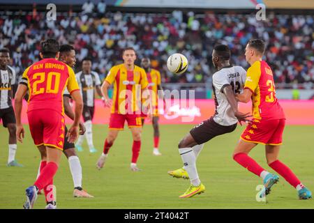 DAR es SALAAM, TUNISIA - 22 OTTOBRE: Mazembe ed Esperance durante la partita della African Football League tra TP Mazembe del Congo DR e Esperance ST Foto Stock