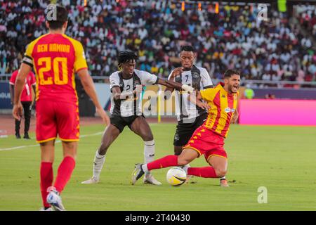 DAR es SALAAM, TUNISIA - 22 OTTOBRE: PHILLIPPES BENI KINZUMBI e BRAHIMA KEITA di Mazembe e Esperance difensori durante l'African Football Leag Foto Stock