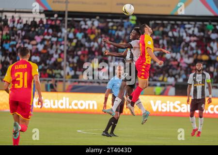 DAR es SALAAM, TUNISIA - 22 OTTOBRE: NGALAMULUME BATO di Mazembe e difensori di Esperance durante la partita della African Football League tra TP Mazem Foto Stock