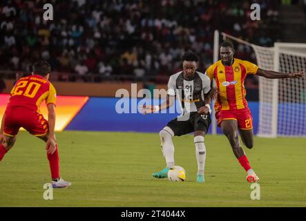 DAR es SALAAM, TUNISIA - 22 OTTOBRE: NTAMBWE KALONJI di Mazembe e MOHAMED AZIZ ABID di Esperance durante la partita della African Football League tra Foto Stock